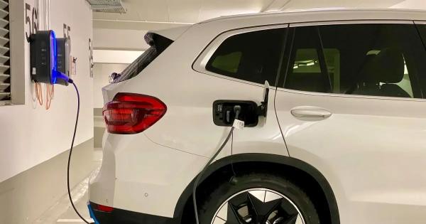 Jak ładować samochód elektryczny w domu? Koszty, czas i wymagania (2026)