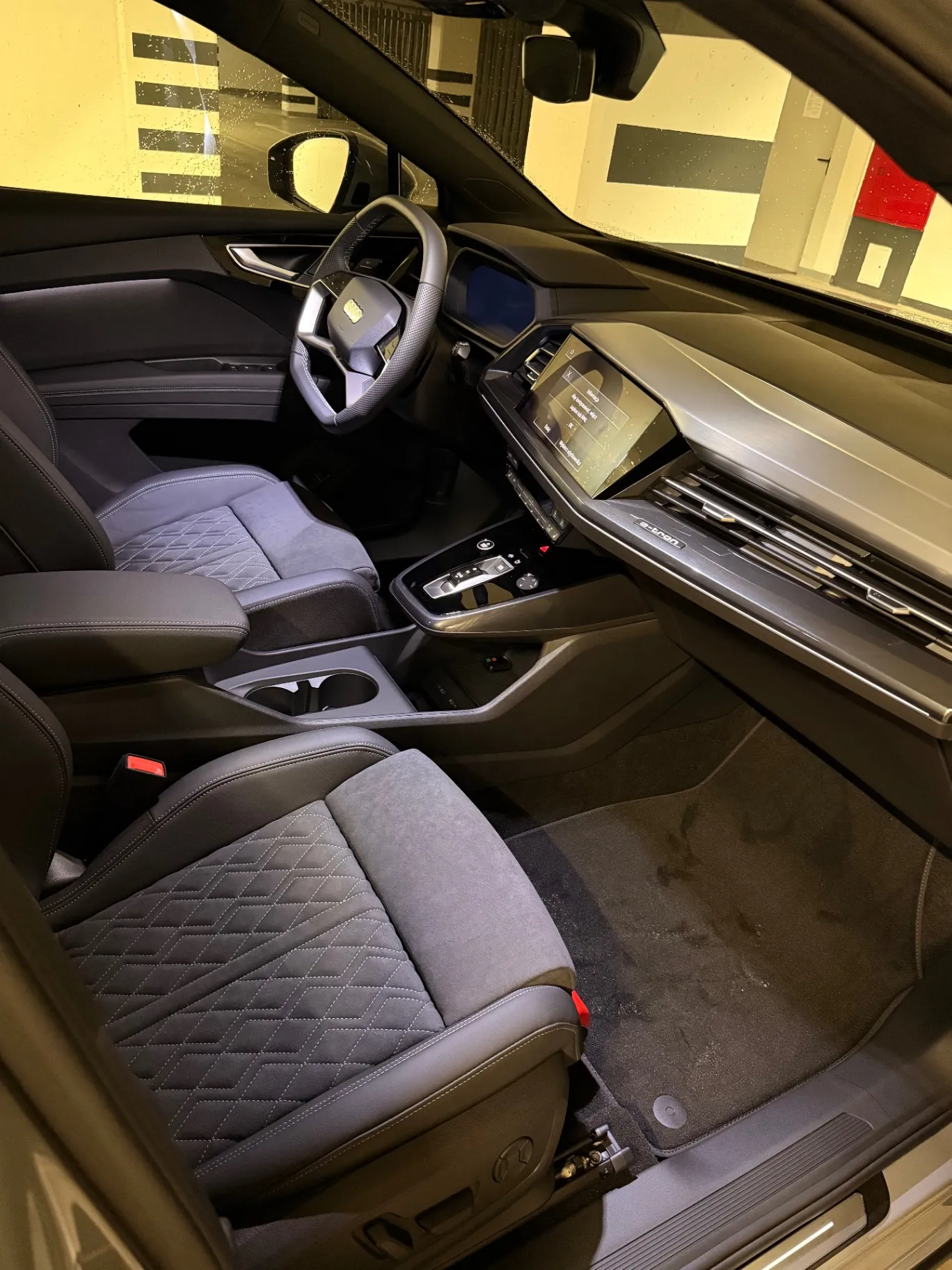 Audi Q4 e-Tron 45 Advance - Salon Polska
