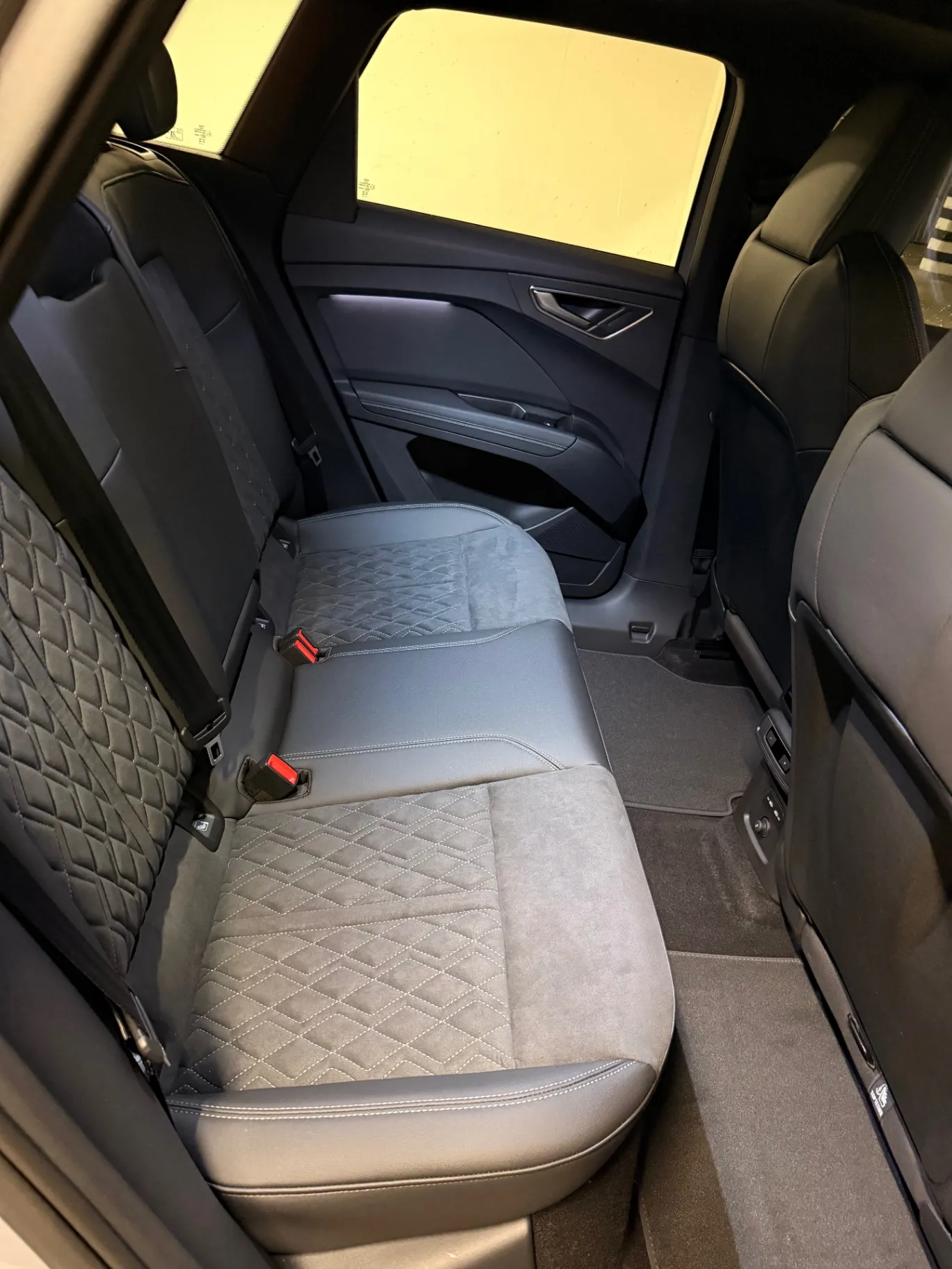 Audi Q4 e-Tron 45 Advance - Salon Polska